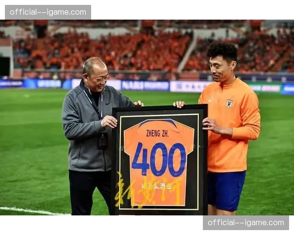 通讯：老将郑铮达成顶级联赛400场里程碑，赛获全队致敬